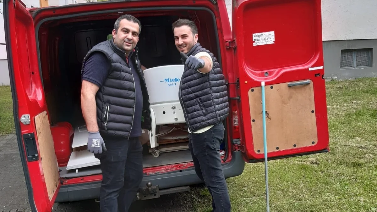 Das ATUM-Team beim Beladen des Transporters